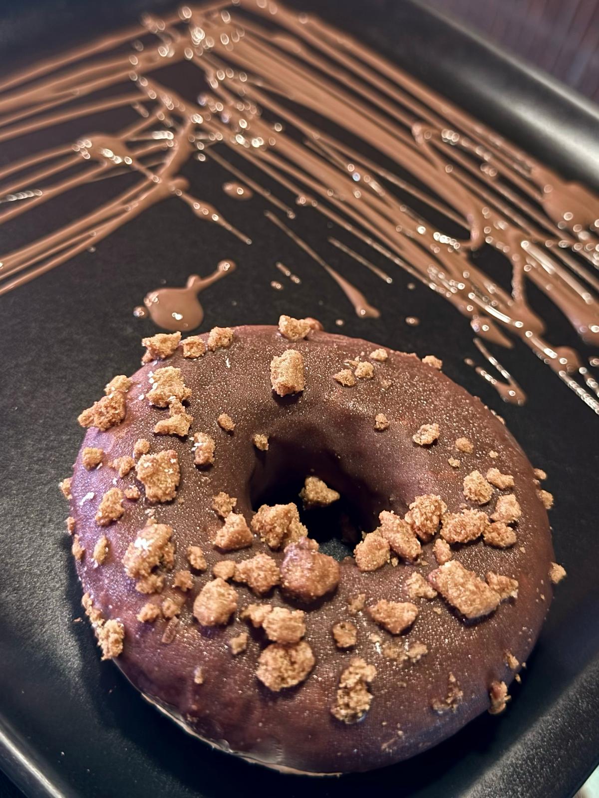 Lotus Parçalı Kakao Kaplamalı Dolgulu Donut