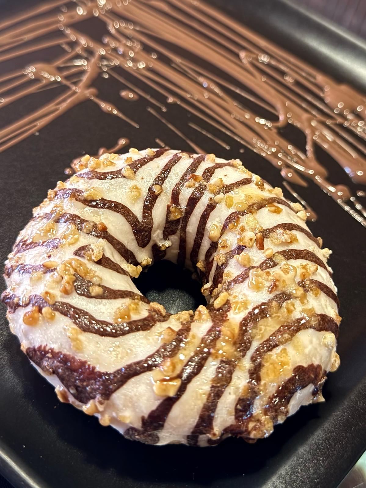 Çikolata Sos Dekorlu Çıtır Parçacıklı Donut